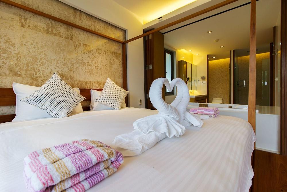 Pearl of Naithon by Alexanders