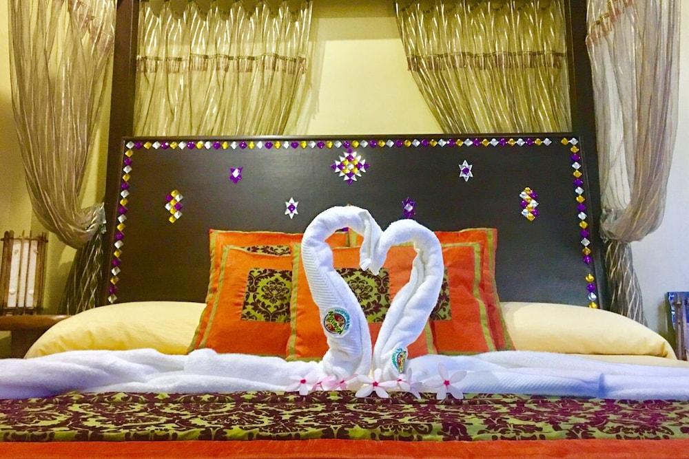 Kamayan sa Palaisdaan Hotel and Resort