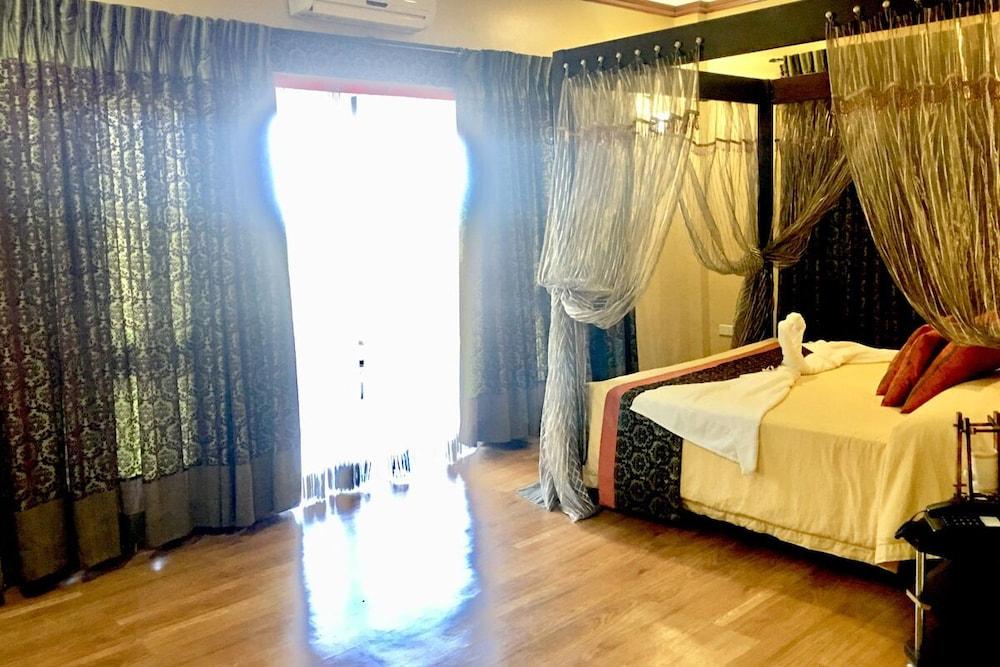 Kamayan sa Palaisdaan Hotel and Resort