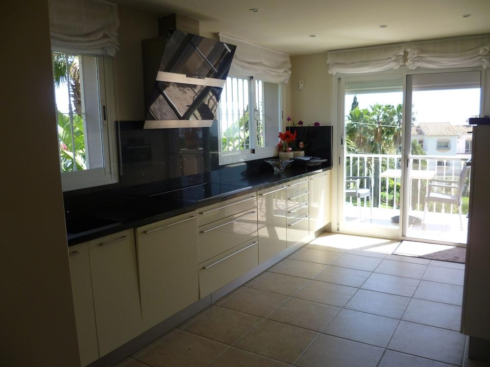 Luxury Villa With Pool & Jacuzzi