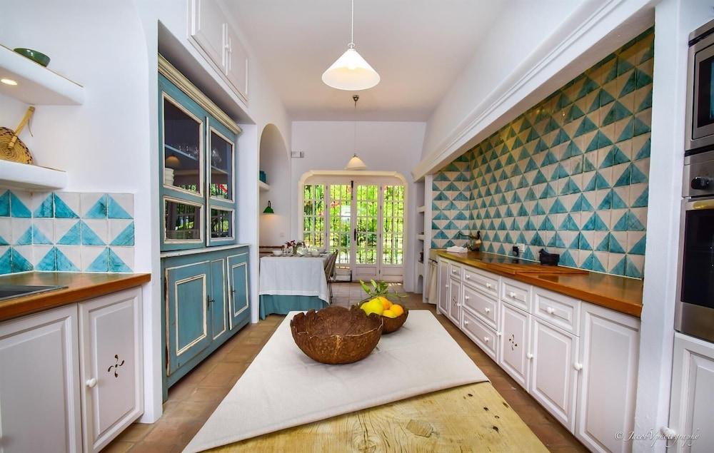 A Real Oasis In Colonial Style Villa