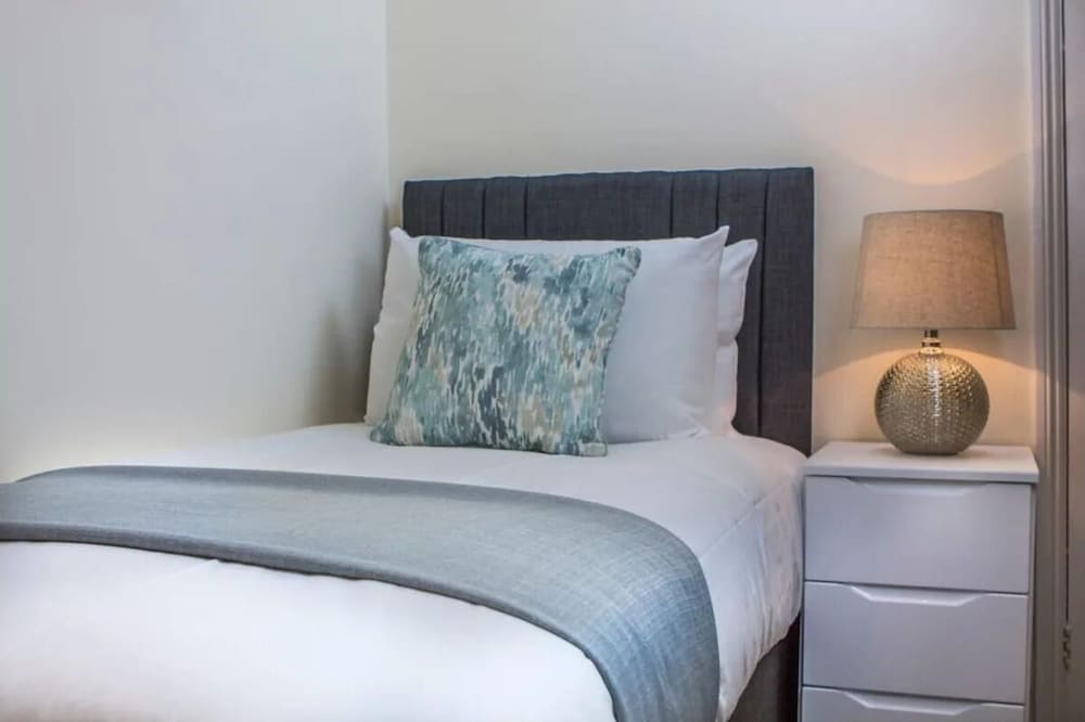 Lux Blu - Station Road