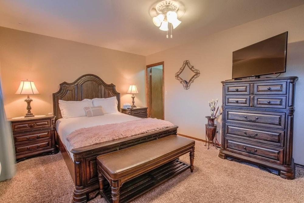 4BR Entertainer AF Academy Hot Tub, Firepit!