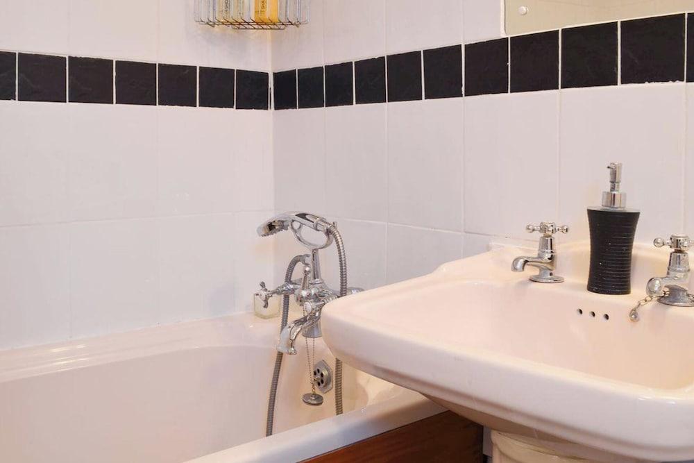 Riverside 2-bed Cottage, Sleeps 3 With Parking