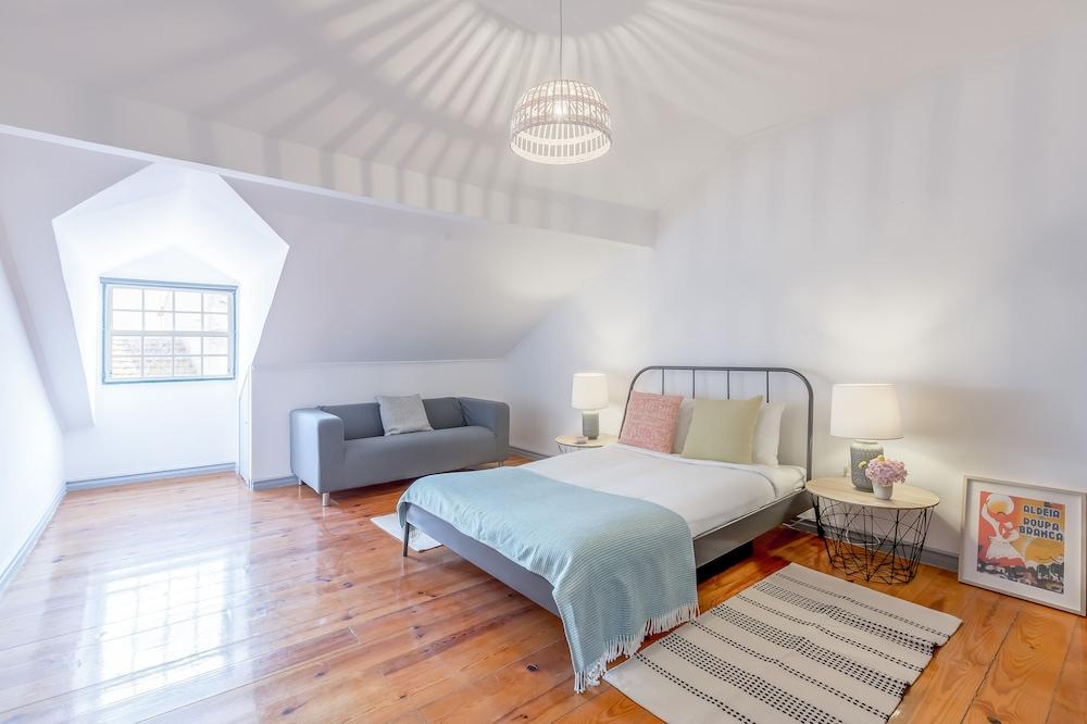 Bright & Spacious Alfama Typical Apartment, By TimeCooler