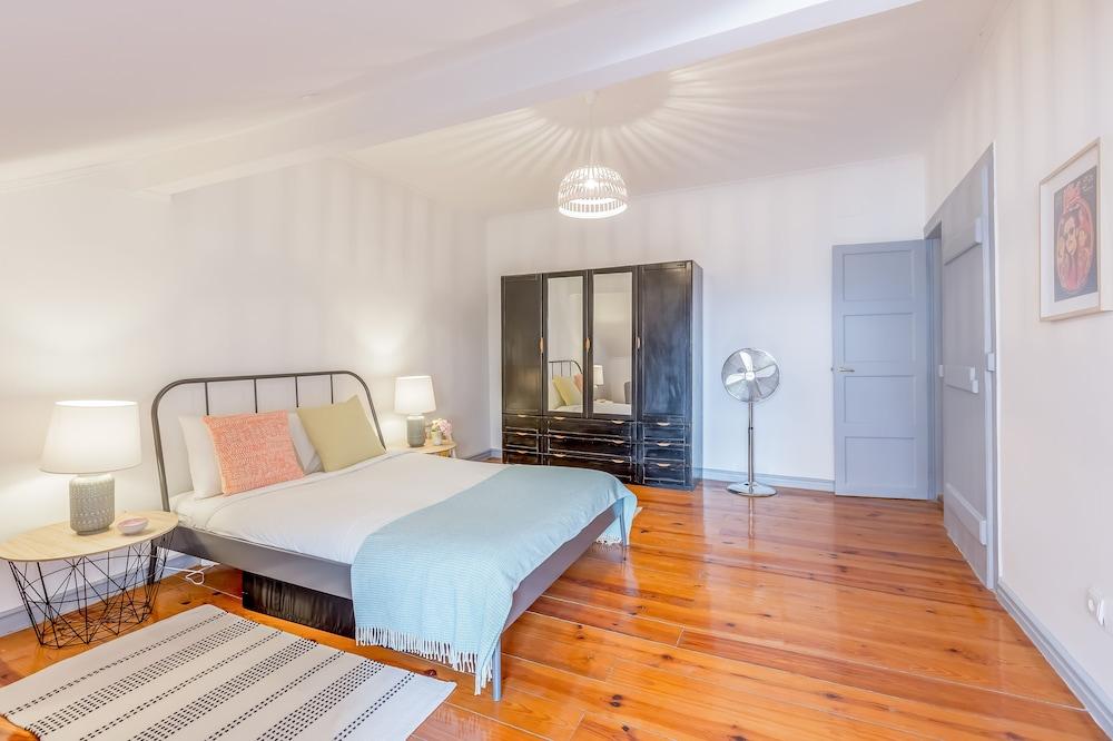 Bright & Spacious Alfama Typical Apartment, By TimeCooler