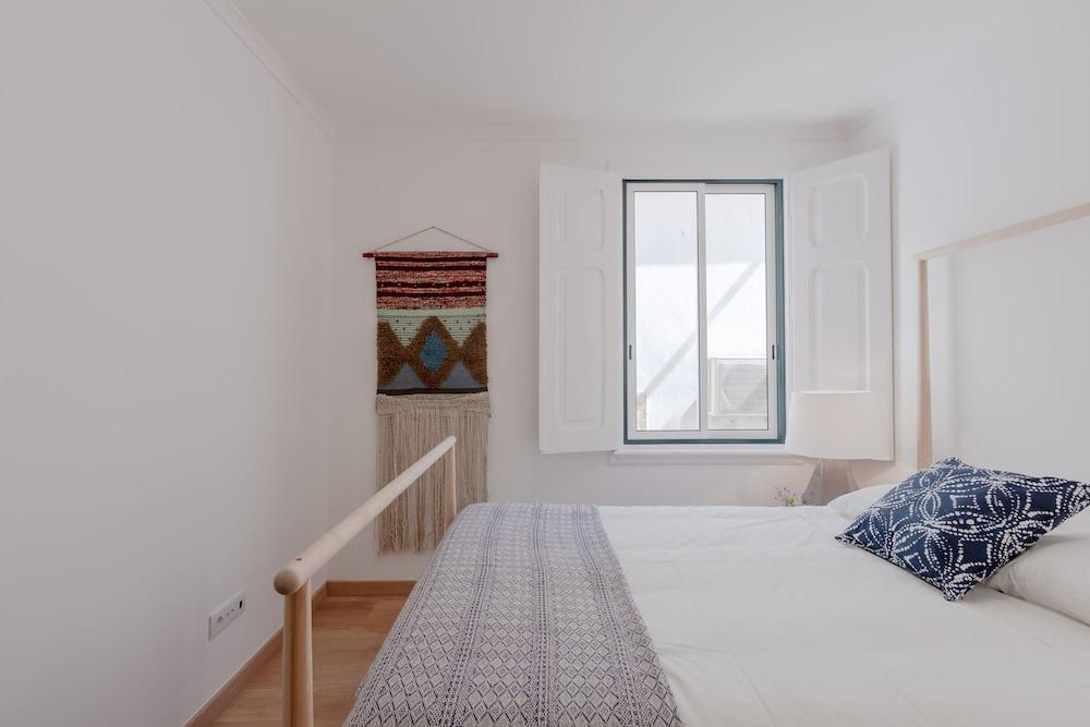 Bright & Spacious W/ Orange Tree Patio Apartment by TimeCooler