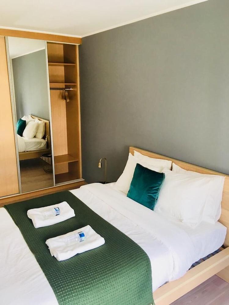 Large Art Deco Flat 100m2 in City Center - Parking