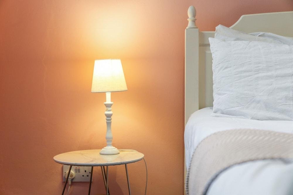 Vibrant Spacious Apartment In West End