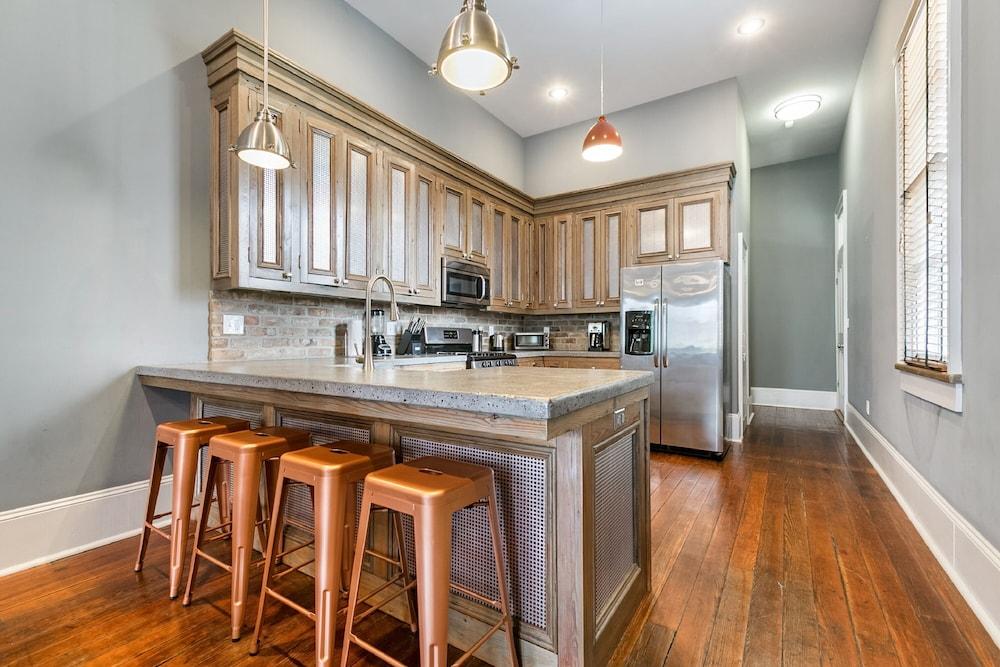 Hosteeva 2BR Steps to St. Charles Ave