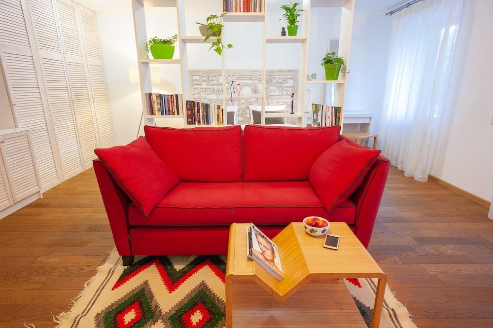 MalinaApt  Sophisticated red