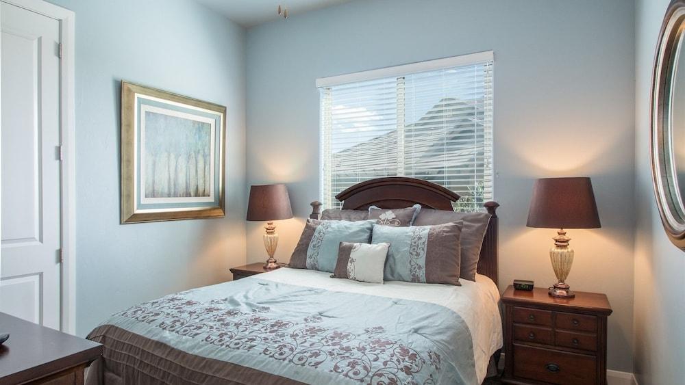 Sun-e-scape 3 Bedroom Apts by RedAwning