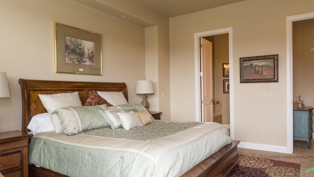 Sun-e-scape 3 Bedroom Apts by RedAwning