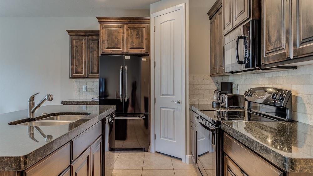 Razorback Ridge 4 Bedroom Apts by RedAwning