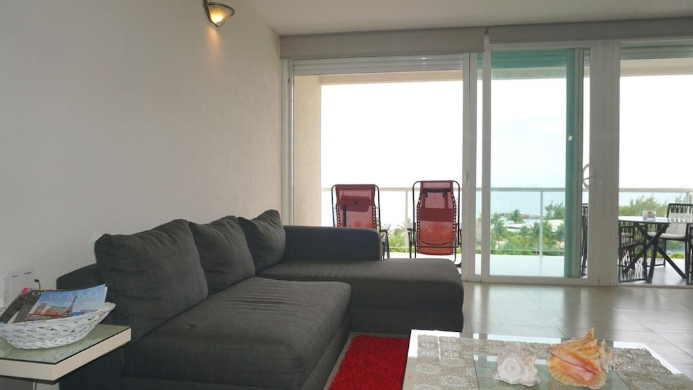 CARIBE Beachfront 2 BDR- Incredible Oceanview
