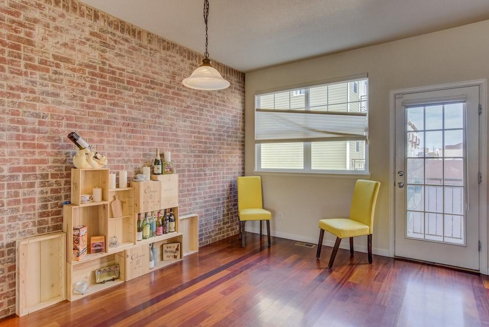 Urban Practicality! 3 Beds, Patios & Dog Friendly