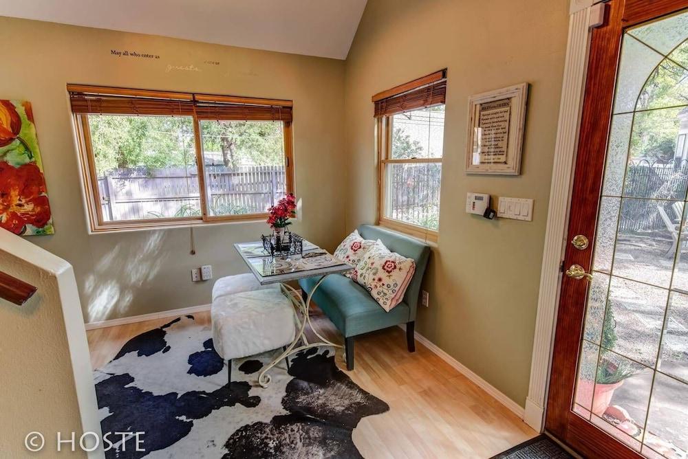 Chic Boutique Wine + Mtns Walk Everywhere