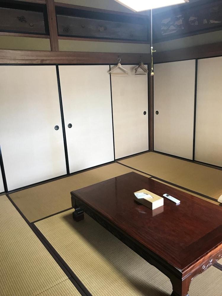 Guest House & Bar Diamond Head