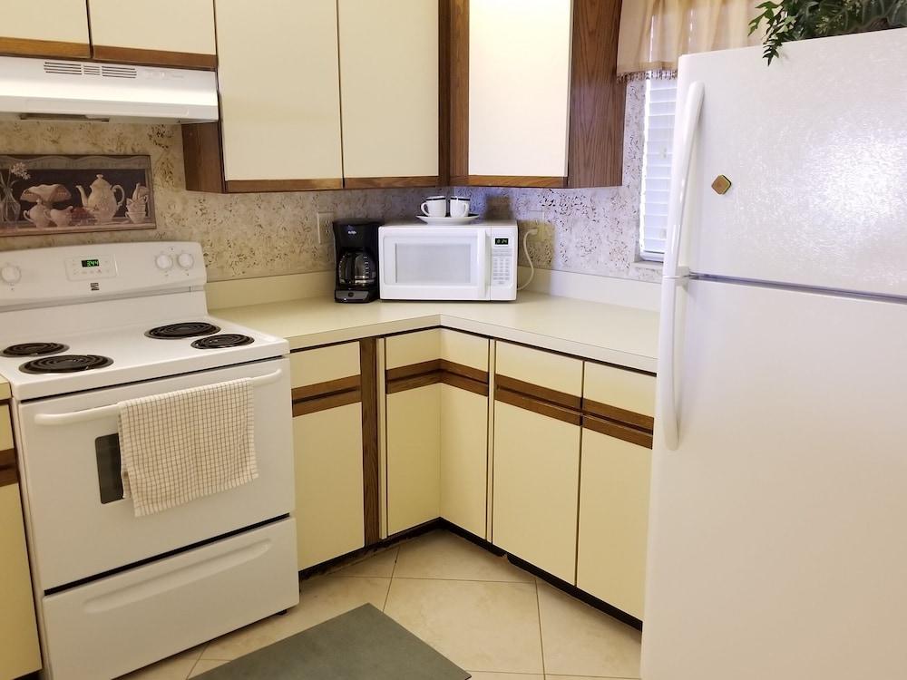 2 Bed, 2 Bath, Ocean View, Poolside - Sea Place 13137