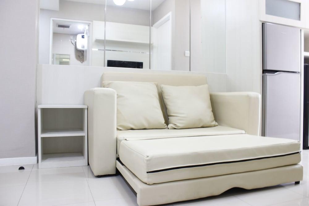 Luxurious 1BR Apartment @ Parahyangan Residence