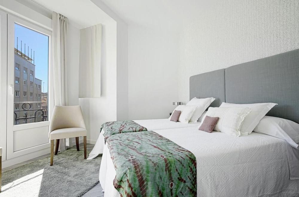 The Best Location, 8pax, 3BD & 2Bth, Reina Sofia II