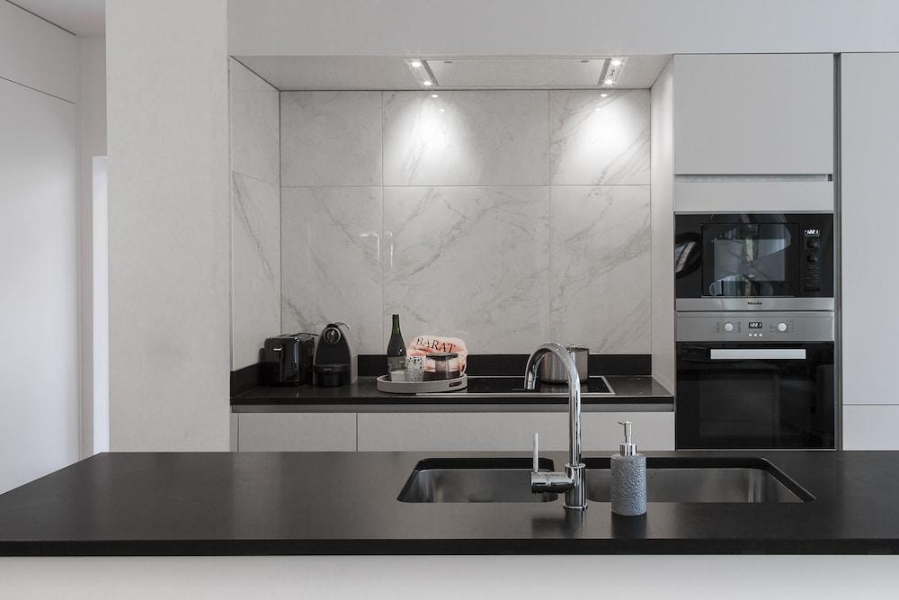 Unit 2 - Modern Smart Home Duplex With Free Parking