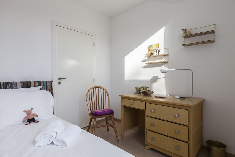 Unit 6 - Colorful Smart Home Triplex Private Garden & Parking