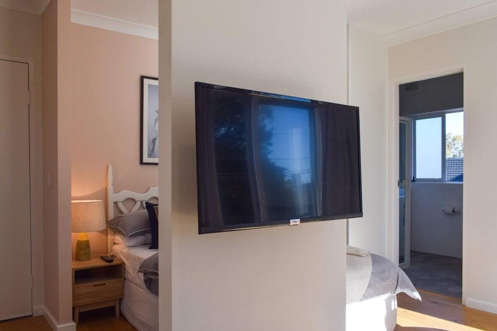 Sun-drenched 1 Bed Studio Apartment In Newtown