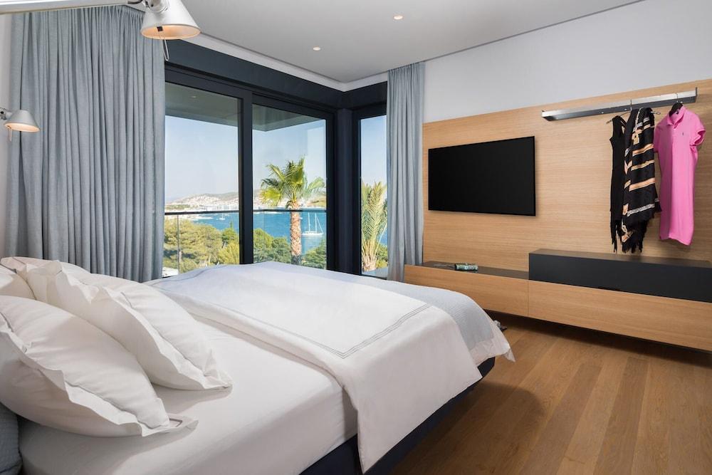 Ultraluxury Villa Elyzeum