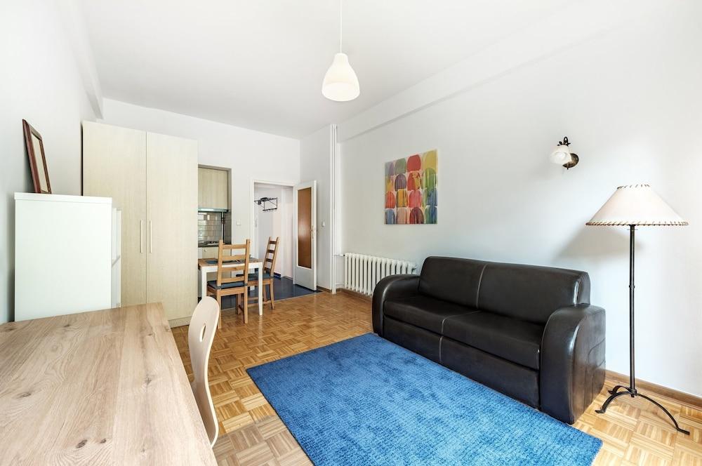 Friends Avenue Apartment