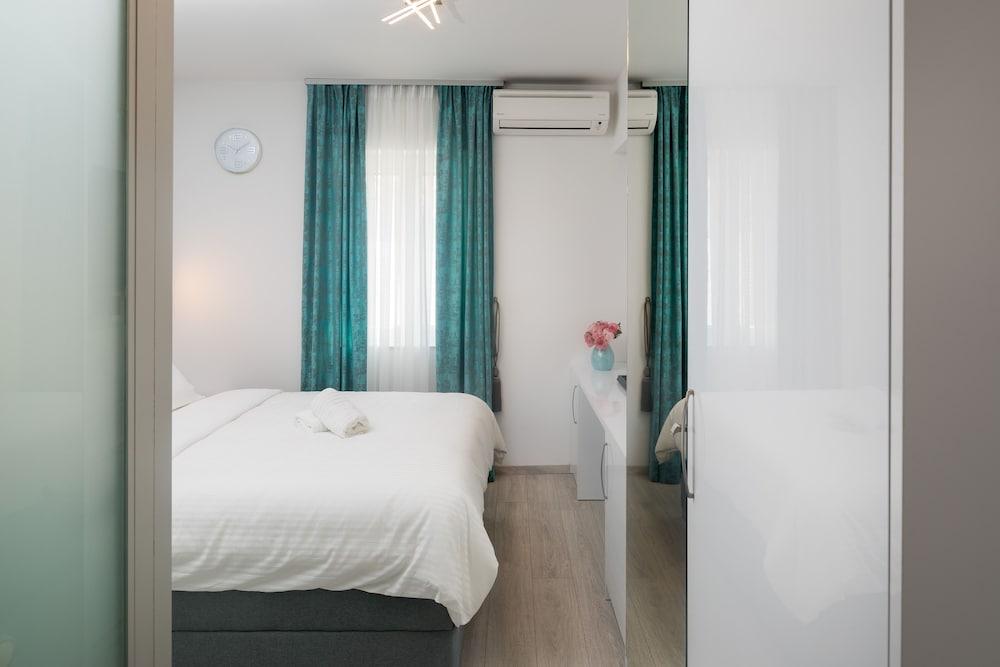 Luxury Studios & Rooms Seven