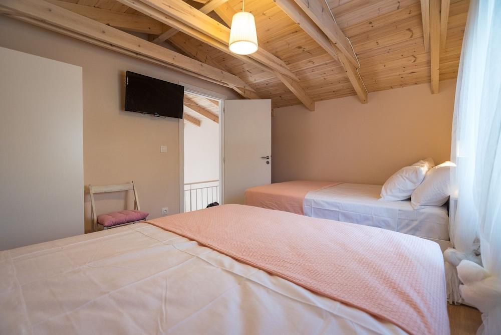 Gorgeous Villa with Garden - Stavros Beach