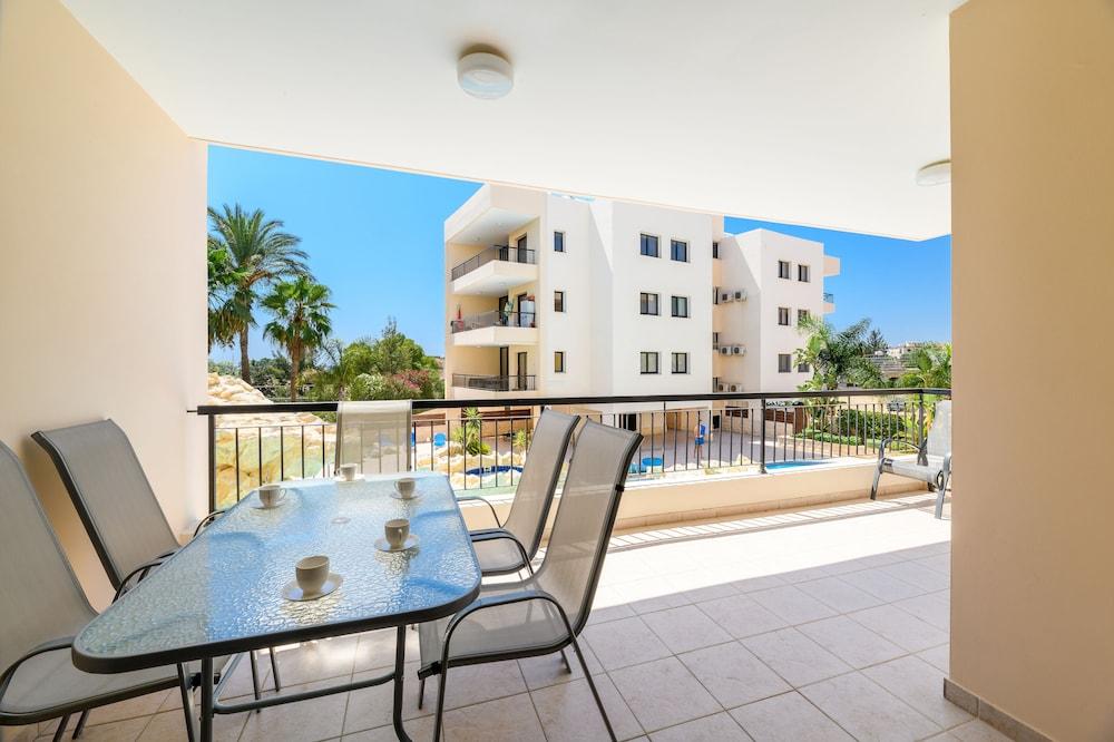 2 bed Apartment Overlooking Pool - Oroklini