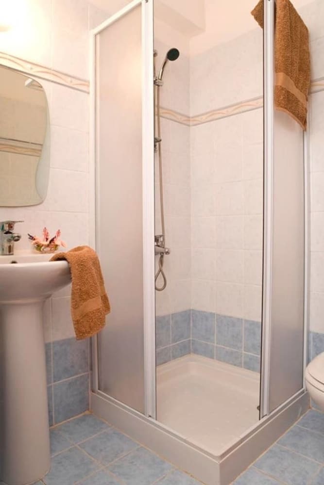 2 bed Apartment Overlooking Pool - Oroklini