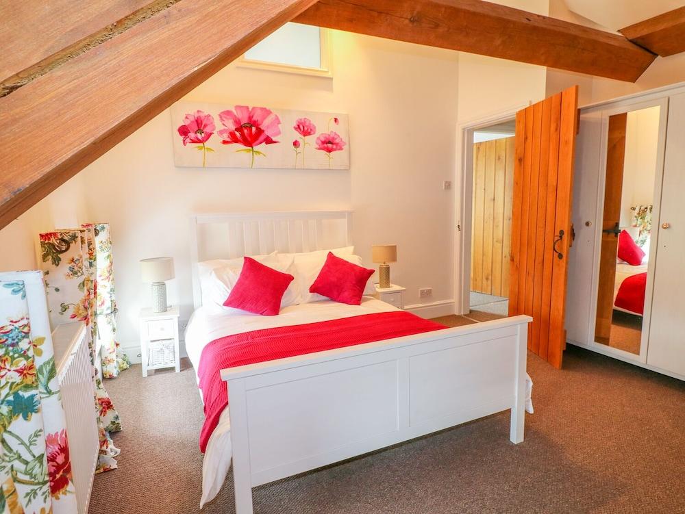 Woodthorpe Cruck Cottage