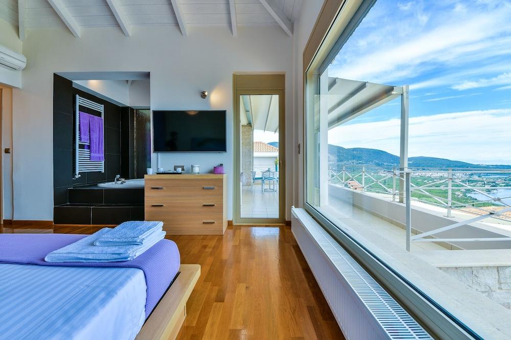 Villa with Striking views over the infinity Pool