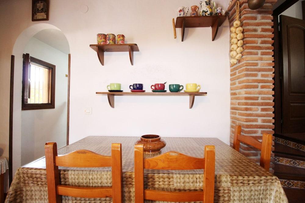 1056 Cortijo Cecilio