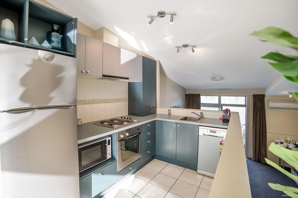 Gorgeous Lake & Mountain View Apartment