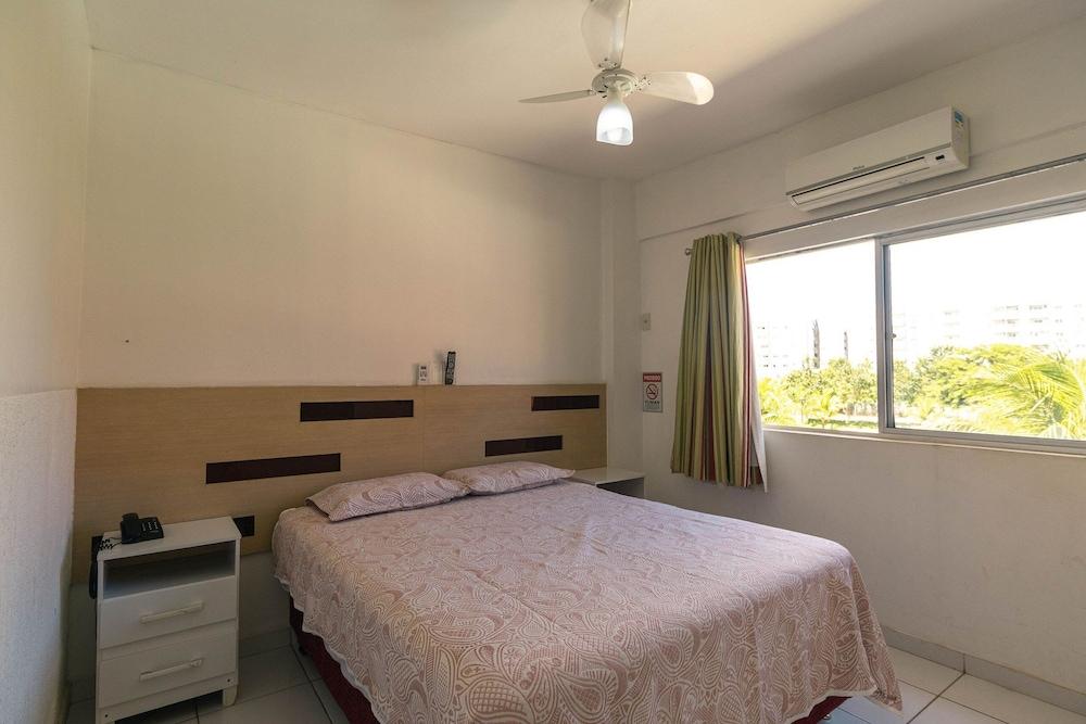 Frente ao Parque da Lagoa Quente, Apto particular com varanda e vista piscinas, com tela de proteção