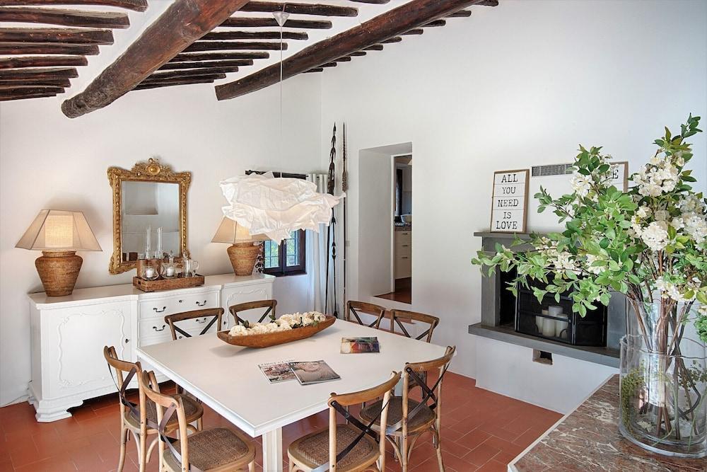 Villa in Castellina w. Pool, Garden & Winery