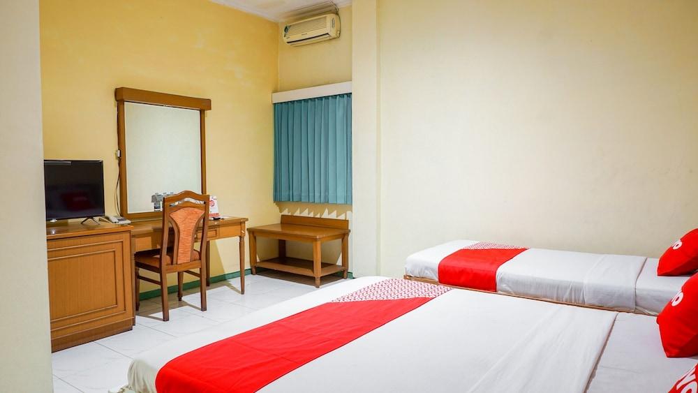 OYO 2085 Chrysanta Hotel