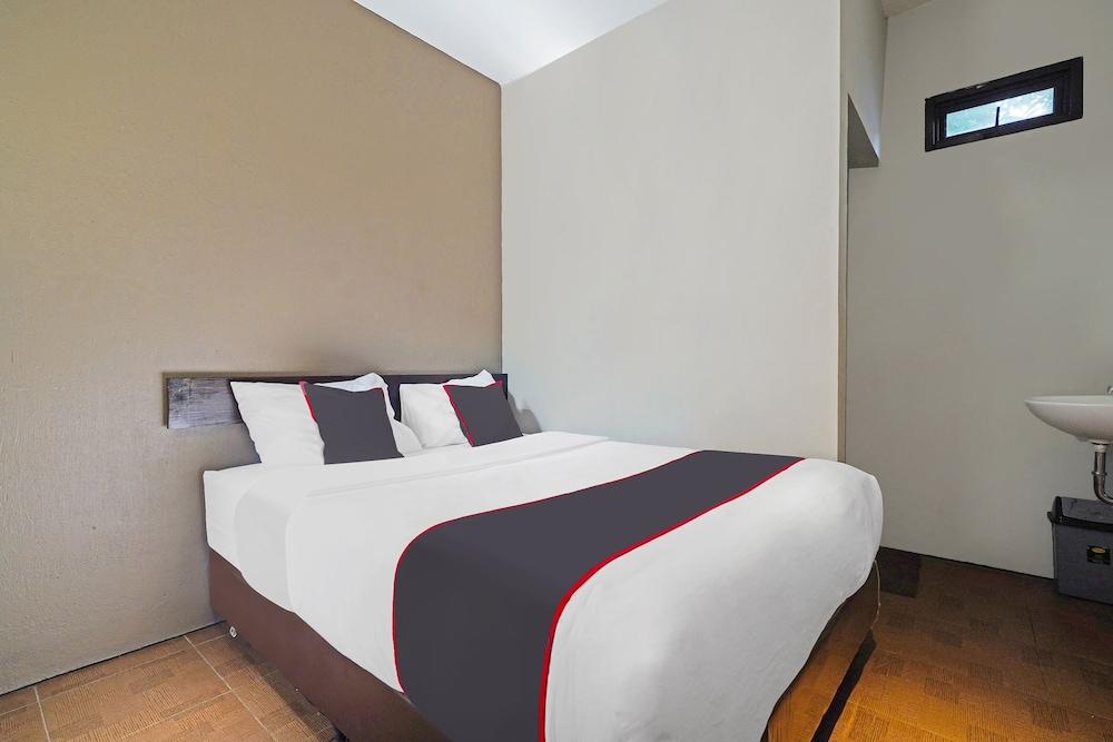 Capital O 1898 Louise Place