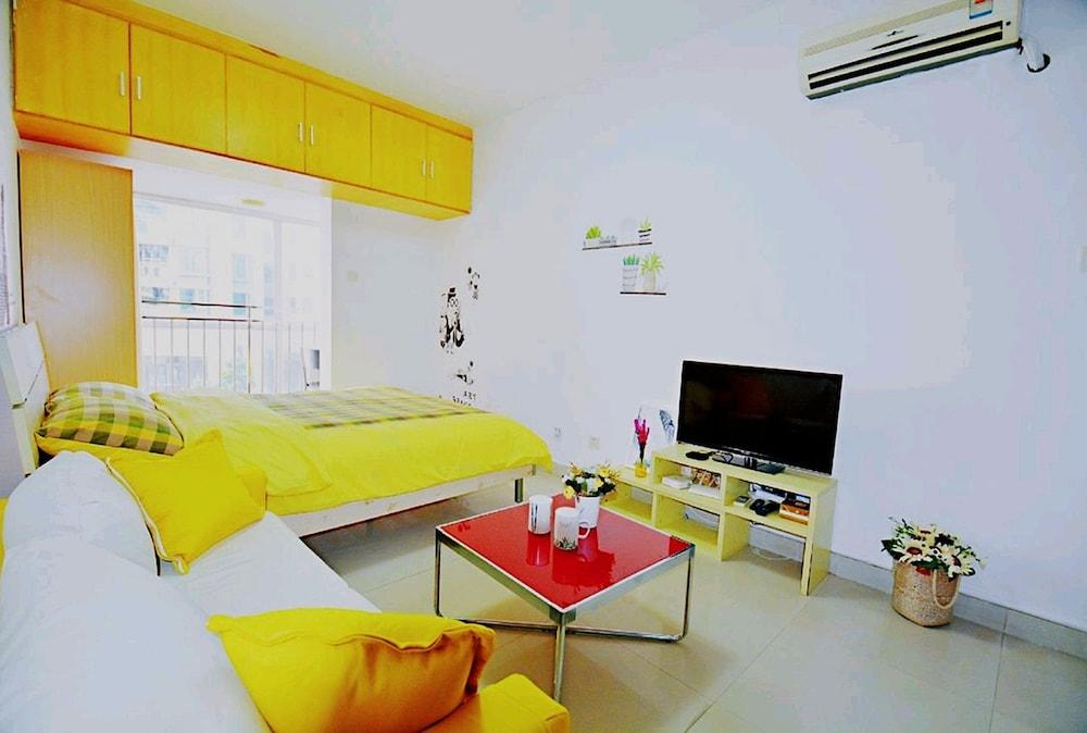 Avatar Young Lion Large Queen Bed & High Rise View