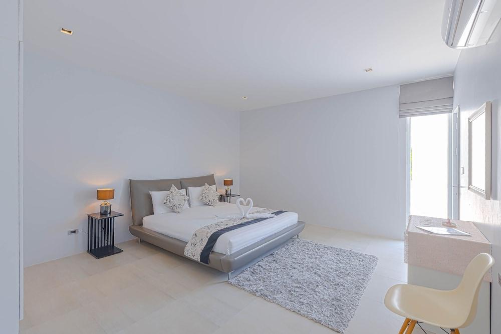 Luxury Modern 4 BR Pool Villa - PH111