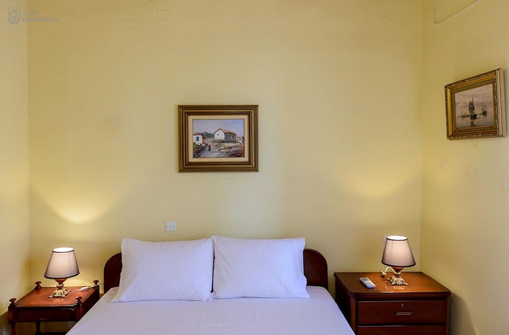 Waveside Sanctuary - Luxurious Seastone Villa