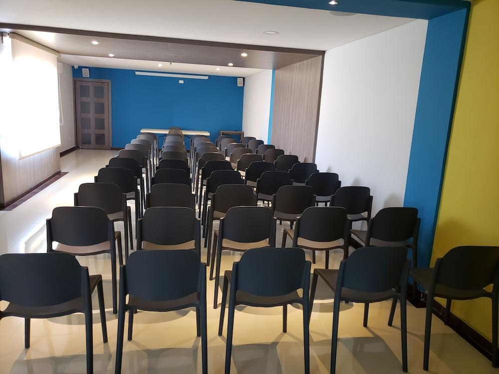 Hotel 56 Avenue Plaza