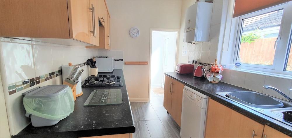 3-bed House With Superfast Wi-fi, DW Lettings 15vr