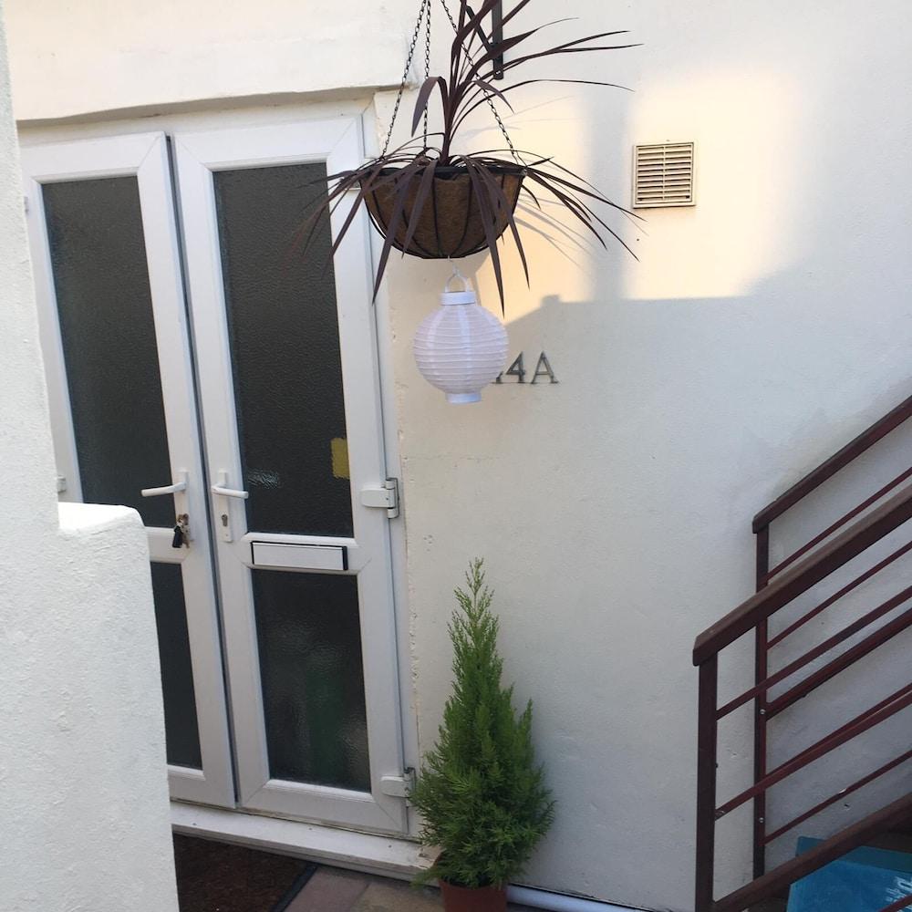 Newly Refurbished Modern Apt 10