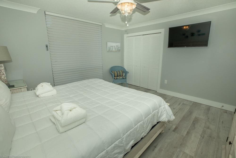 2106 is a Gulf Front 3 bedroom unobstructed views by RedAwning
