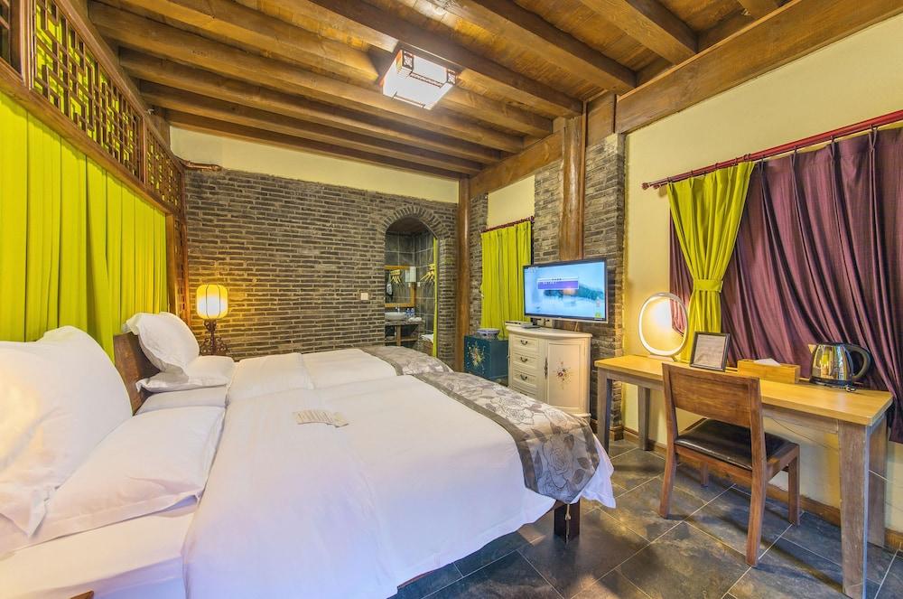 Lijiang Langyun Inn
